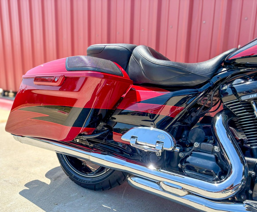 2017 Harley-Davidson® CVO™ Street Glide® FLHXSE Starfire Black/Atomic Red with Contrast Chrome Aggre