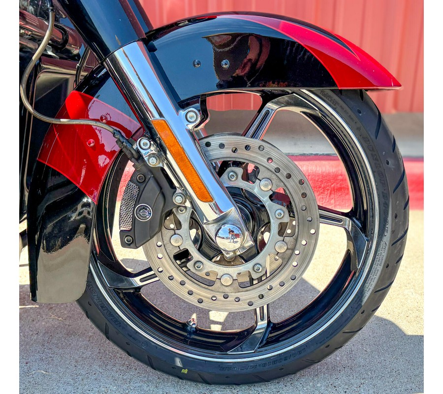 2017 Harley-Davidson® CVO™ Street Glide® FLHXSE Starfire Black/Atomic Red with Contrast Chrome Aggre