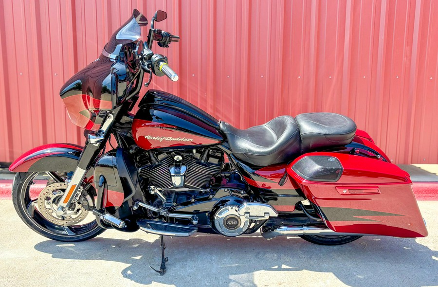 2017 Harley-Davidson® CVO™ Street Glide® FLHXSE Starfire Black/Atomic Red with Contrast Chrome Aggre