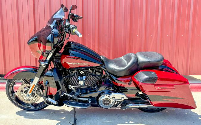 2017 Harley-Davidson® CVO™ Street Glide® FLHXSE Starfire Black/Atomic Red with Contrast Chrome Aggre