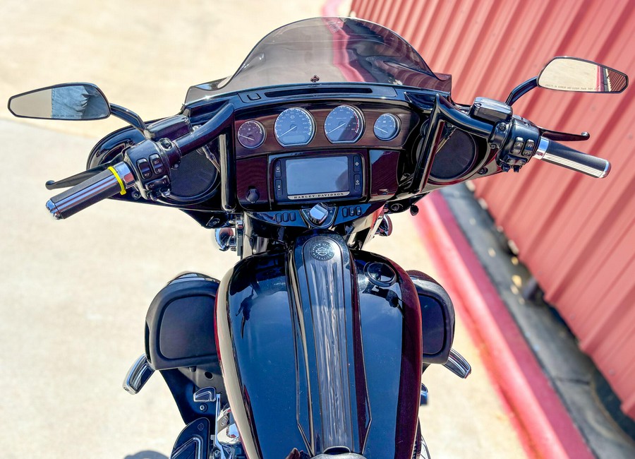 2017 Harley-Davidson® CVO™ Street Glide® FLHXSE Starfire Black/Atomic Red with Contrast Chrome Aggre