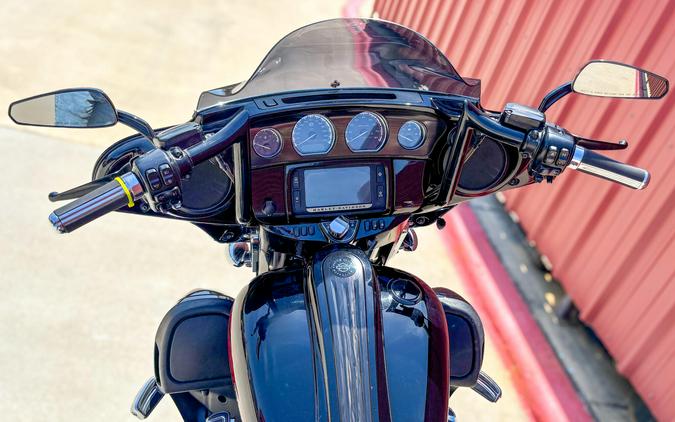 2017 Harley-Davidson® CVO™ Street Glide® FLHXSE Starfire Black/Atomic Red with Contrast Chrome Aggre