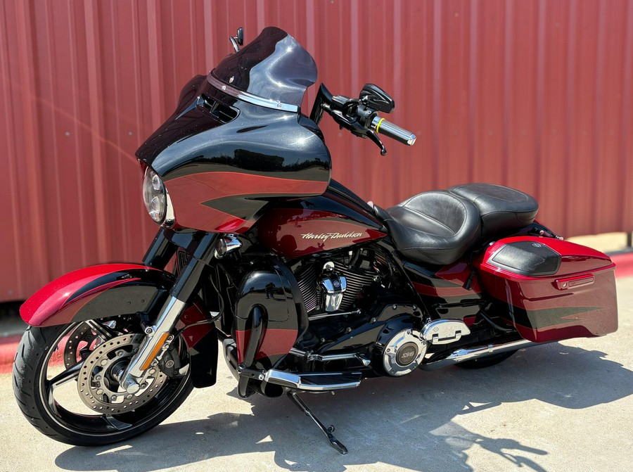 2017 Harley-Davidson® CVO™ Street Glide® FLHXSE Starfire Black/Atomic Red with Contrast Chrome Aggre
