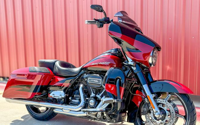 2017 Harley-Davidson® CVO™ Street Glide® FLHXSE Starfire Black/Atomic Red with Contrast Chrome Aggre