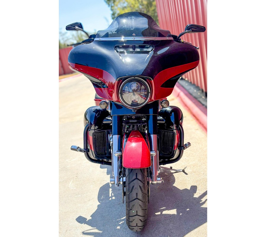 2017 Harley-Davidson® CVO™ Street Glide® FLHXSE Starfire Black/Atomic Red with Contrast Chrome Aggre