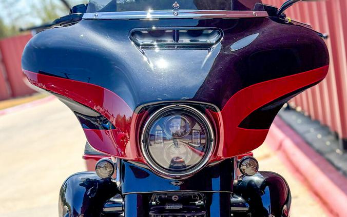 2017 Harley-Davidson® CVO™ Street Glide® FLHXSE Starfire Black/Atomic Red with Contrast Chrome Aggre