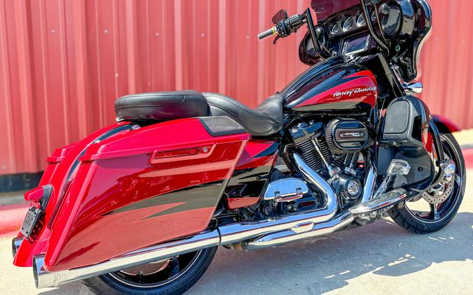 2017 Harley-Davidson® CVO™ Street Glide® FLHXSE Starfire Black/Atomic Red with Contrast Chrome Aggre