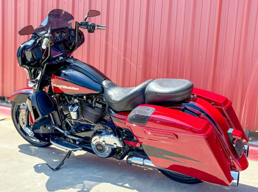 2017 Harley-Davidson® CVO™ Street Glide® FLHXSE Starfire Black/Atomic Red with Contrast Chrome Aggre