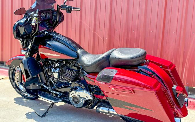2017 Harley-Davidson® CVO™ Street Glide® FLHXSE Starfire Black/Atomic Red with Contrast Chrome Aggre