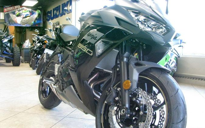 2024 Kawasaki Ninja® 650 Metallic Matte Dark Gray/Metallic Spark Black