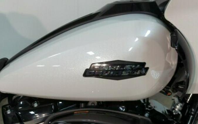 2024 Harley-Davidson Road Glide® White Onyx Pearl - Black Finish