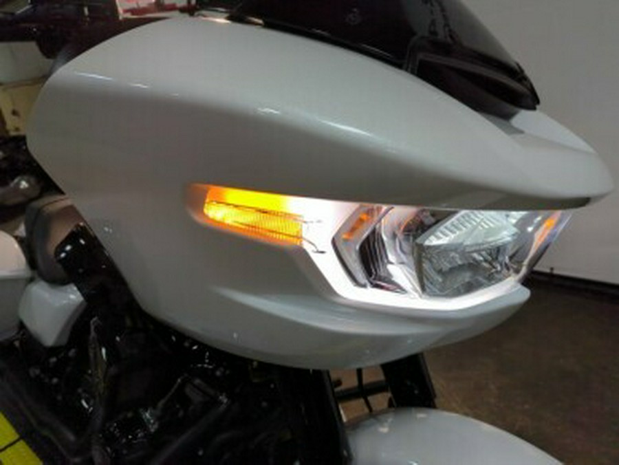 2024 Harley-Davidson Road Glide® White Onyx Pearl - Black Finish