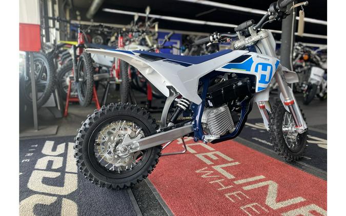 2024 Husqvarna Motorcycles EE 3