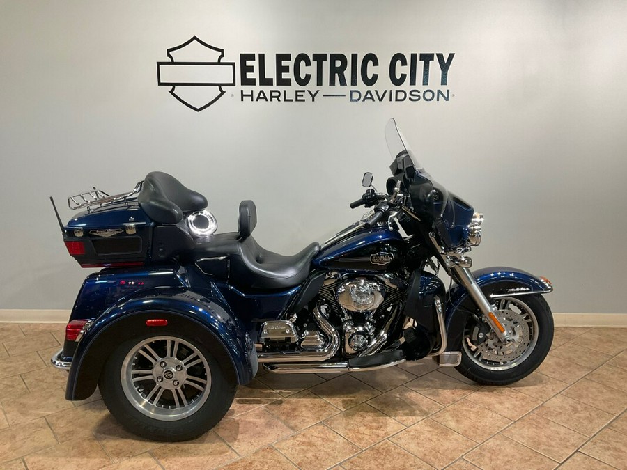 2012 Harley-Davidson Tri Glide Ultra Clas Big Blue Pearl/Vivid Blk FLHTCUTG