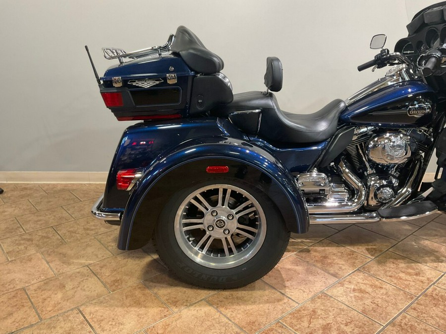 2012 Harley-Davidson Tri Glide Ultra Clas Big Blue Pearl/Vivid Blk FLHTCUTG