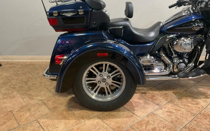 2012 Harley-Davidson Tri Glide Ultra Clas Big Blue Pearl/Vivid Blk FLHTCUTG