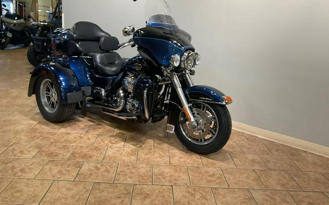 2012 Harley-Davidson Tri Glide Ultra Clas Big Blue Pearl/Vivid Blk FLHTCUTG