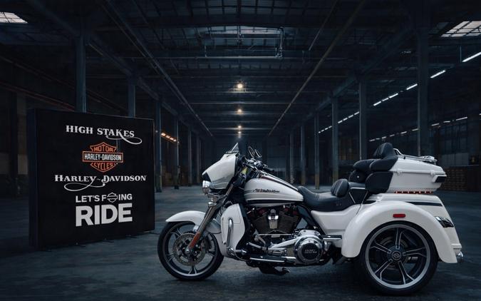 2020 Harley-Davidson® CVO Tri Glide Blizzard White Pearl w/ Lightning Silver & Stormcloud FLHTCUTGSE
