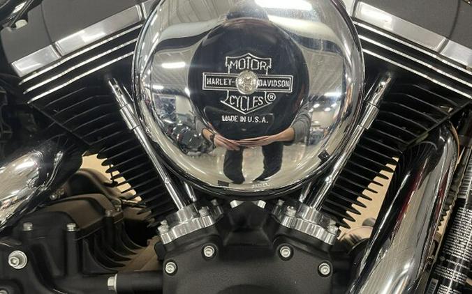 2016 Harley-Davidson® Street Bob® Velocity Red Sunglo