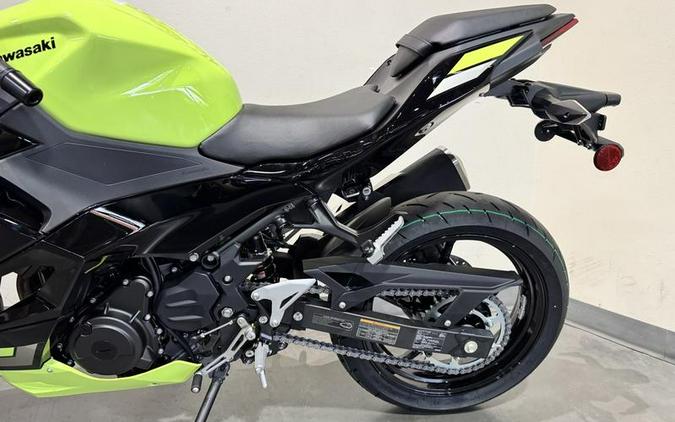 2026 Kawasaki Ninja® 500 ABS Metallic Yellowish Green/Ebony