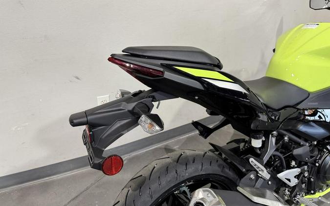 2026 Kawasaki Ninja® 500 ABS Metallic Yellowish Green/Ebony