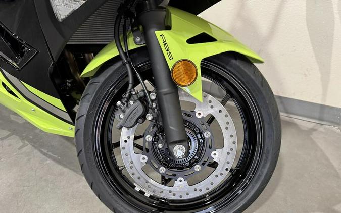 2026 Kawasaki Ninja® 500 ABS Metallic Yellowish Green/Ebony