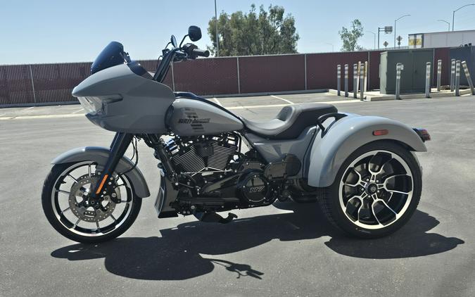 2026 Harley-Davidson® Road Glide 3 Vivid Black