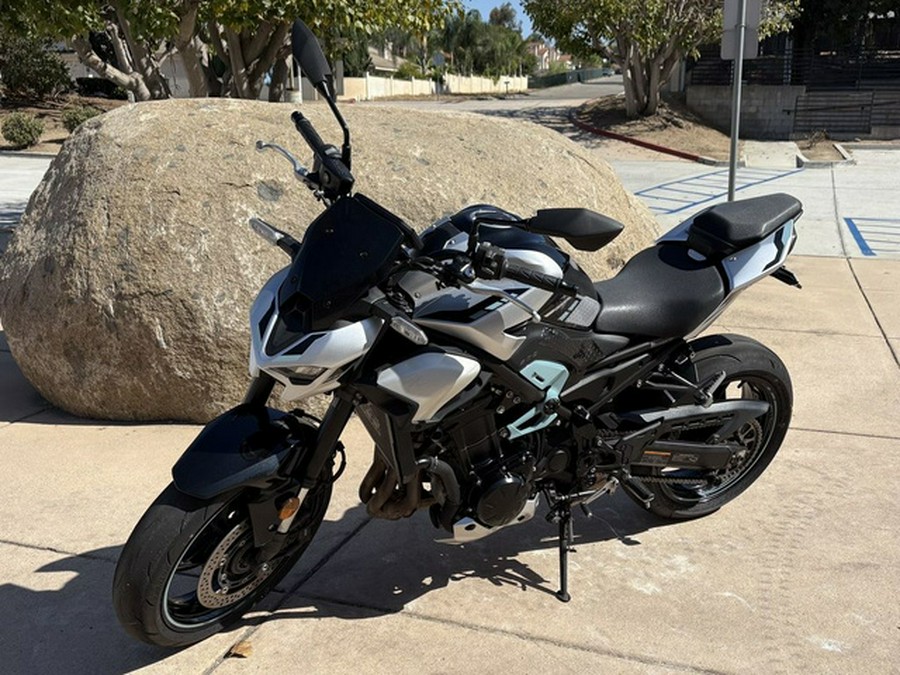 2025 Kawasaki Z900 ABS Galaxy Silver/Metallic Spark Black