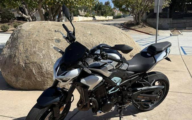 2025 Kawasaki Z900 ABS Galaxy Silver/Metallic Spark Black