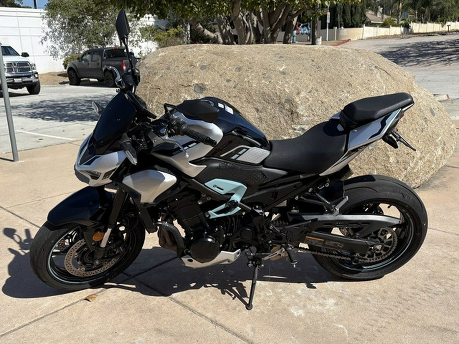 2025 Kawasaki Z900 ABS Galaxy Silver/Metallic Spark Black