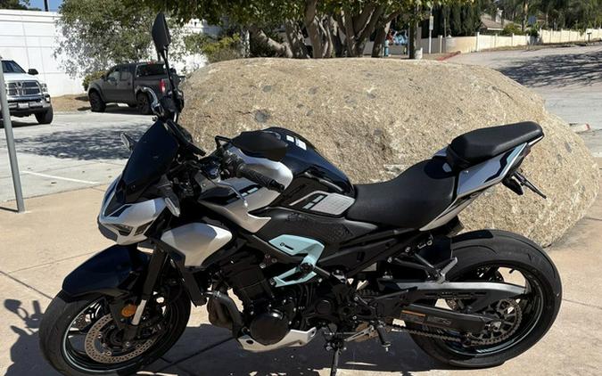 2025 Kawasaki Z900 ABS Galaxy Silver/Metallic Spark Black