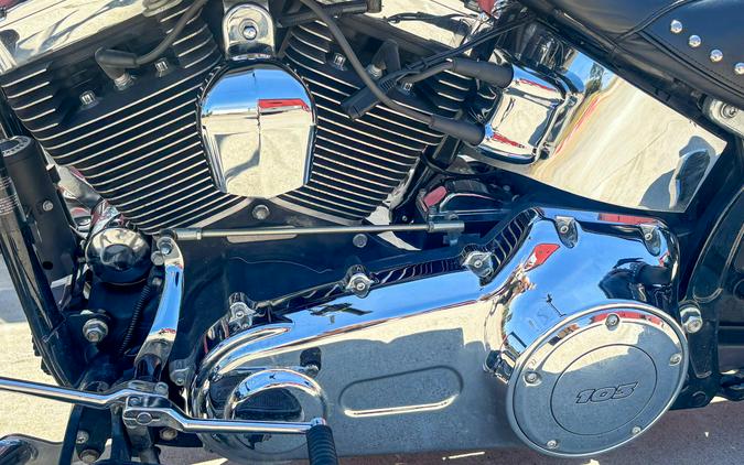 2014 Harley-Davidson® Heritage Softail® Classic FLSTC Midnight Pearl