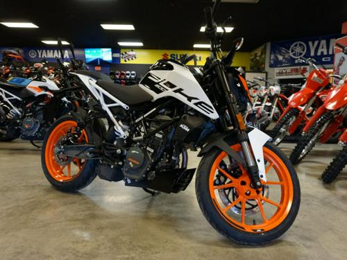 2020 KTM 200 Duke Review: Urban Motorcycle (15 Fast Facts)