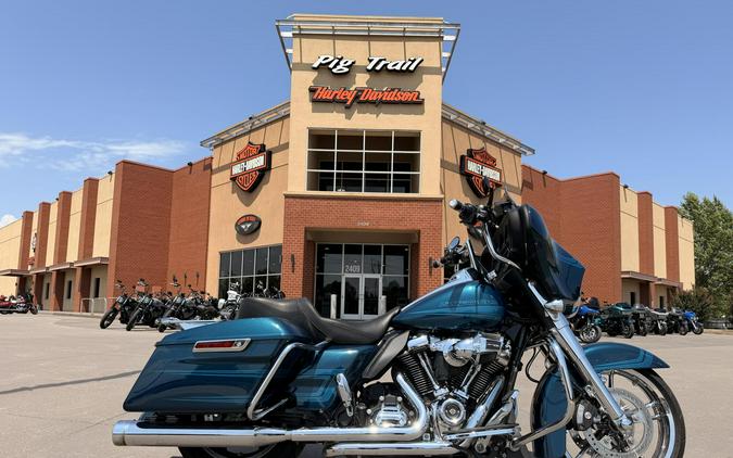 2022 Harley-Davidson® Street Glide® FLHX Vivid Black 644227