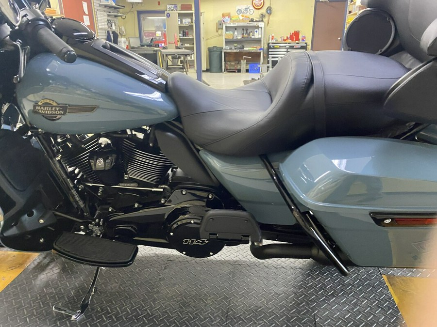 2024 Harley-Davidson Ultra Limited Sharkskin Blue – Black Finish