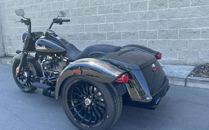 Harley-Davidson Freewheeler 2024 FLRT 84480686 VIVID BLACK W/ PINSTRIPE