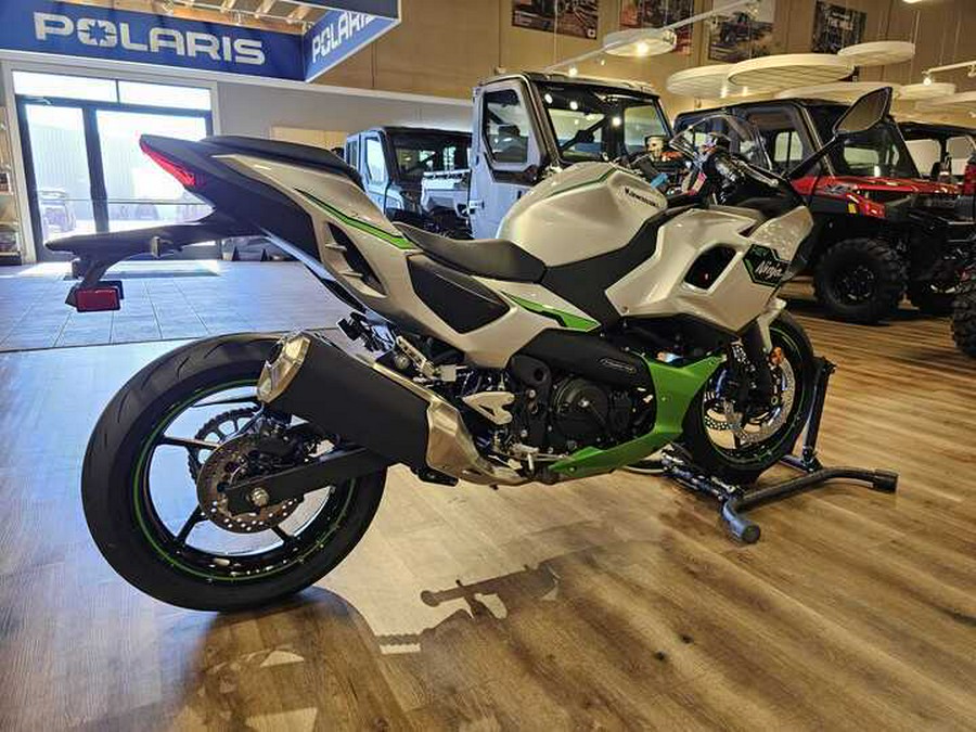 2024 Kawasaki NINJA 7 HYBRID ABS METALLIC BRIGHT SILVER/METALLIC MATTE LIME GREEN/EBONY - 111200