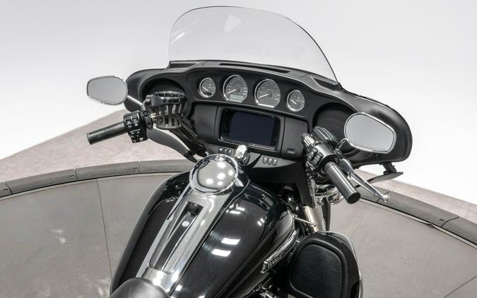 2021 Harley-Davidson FLHTCUTG Tri Glide Ultra in Vivid Black