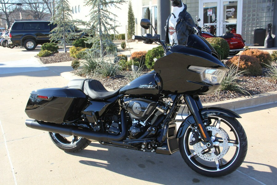2025 Harley-Davidson Road Glide Vivid Black - Black Finish