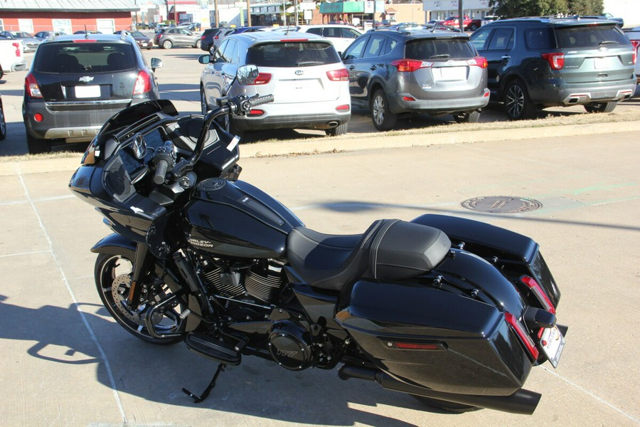 2025 Harley-Davidson Road Glide Vivid Black - Black Finish