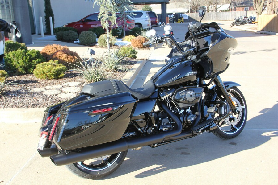 2025 Harley-Davidson Road Glide Vivid Black - Black Finish