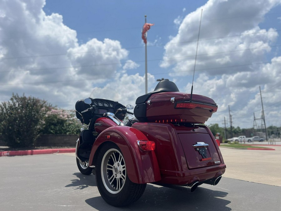 2021 Harley-Davidson® FLHTCUTG Tri Glide® Ultra Billiard Red 856209