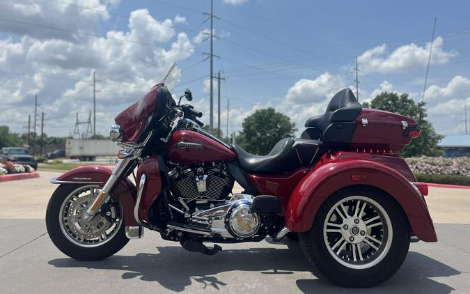 2021 Harley-Davidson® FLHTCUTG Tri Glide® Ultra Billiard Red 856209