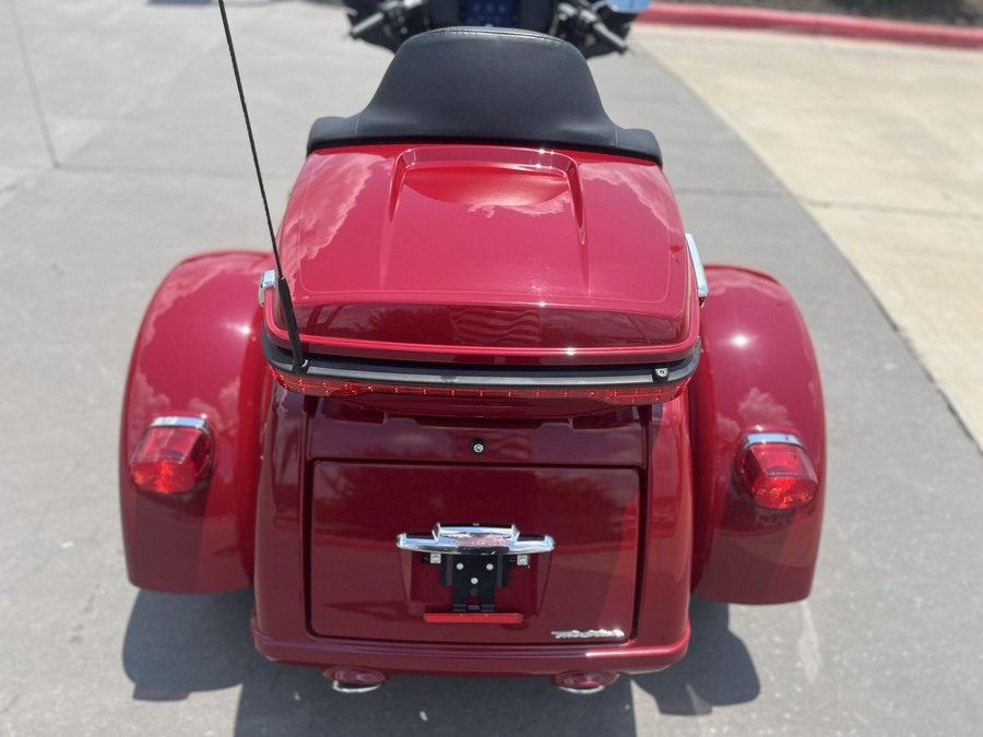 2021 Harley-Davidson® FLHTCUTG Tri Glide® Ultra Billiard Red 856209