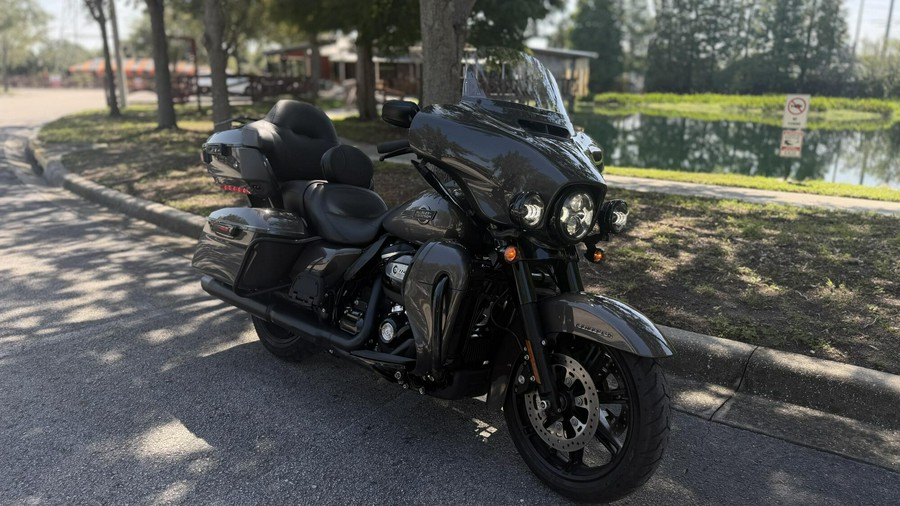 2023 Harley-Davidson® Ultra Limited Gray Haze - Black Finish