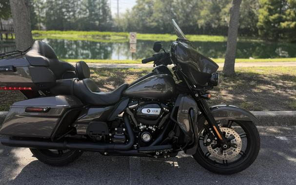 2023 Harley-Davidson® Ultra Limited Gray Haze - Black Finish