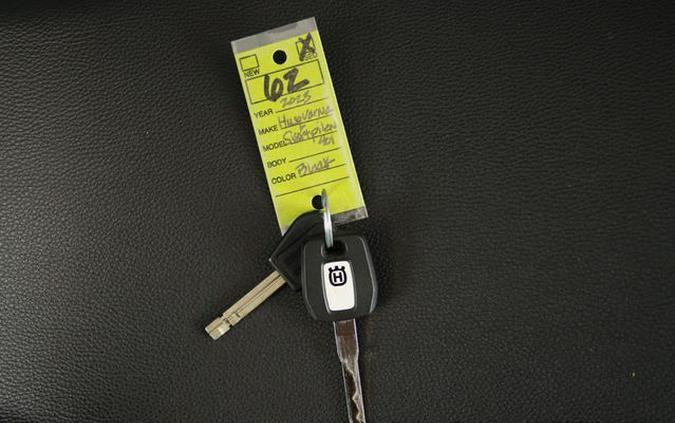 2023 Husqvarna SVARTPILEN 401