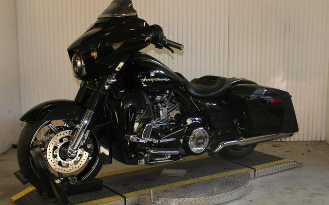 2017 Harley-Davidson® FLHXSE - CVO™ Street Glide®