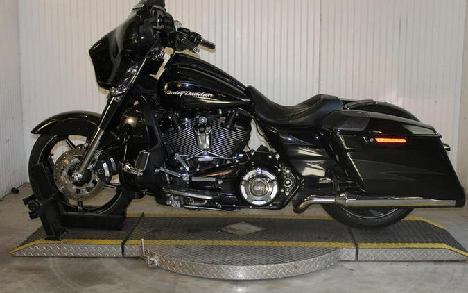 2017 Harley-Davidson® FLHXSE - CVO™ Street Glide®