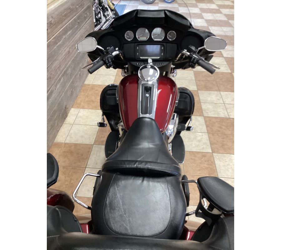 2017 Harley-Davidson® Tri Glide® Ultra Two-Tone Mysterious Red Sunglo/Velocity Red Sunglo